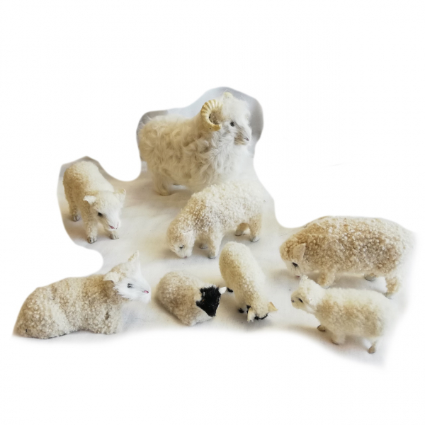 GROSSE Schafherde Echtfell mit Widder - 8 Tiere - für 30-cm Figuren